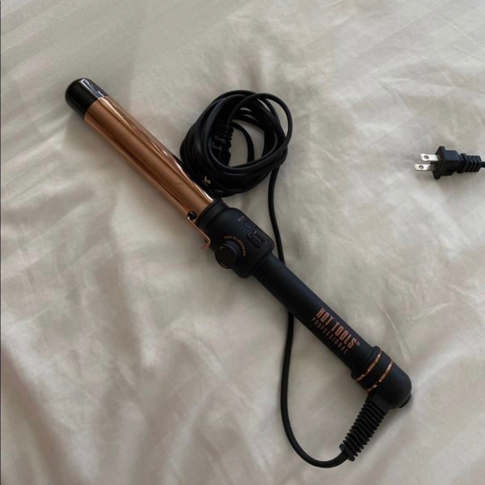 HOT TOOLS Rose Gold Curling iron/ wand (1.25”)